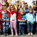 Barn i Andebu venter på at Kong Harald og Dronning Sonja skal komme (Foto: Håkon Mosvold Larsen / NTB scanpix)